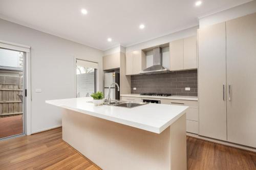 Charming Modern Mountain View Townhouse in Ferntree Gully