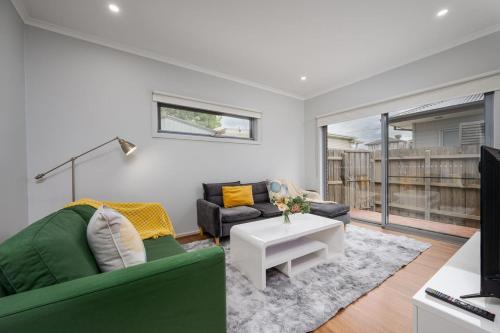 Charming Modern Mountain View Townhouse in Ferntree Gully