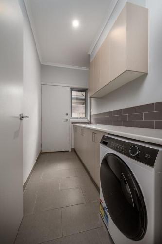 Charming Modern Mountain View Townhouse in Ferntree Gully