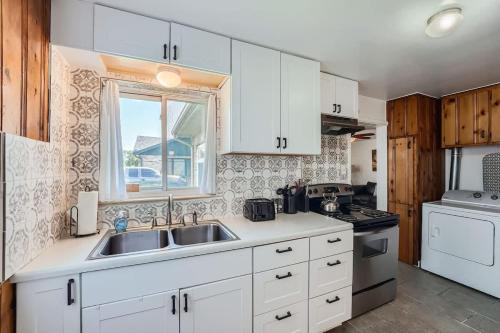 Pet-Friendly 3BR Home in Park Hill Extended Family Stay in Denver, USA