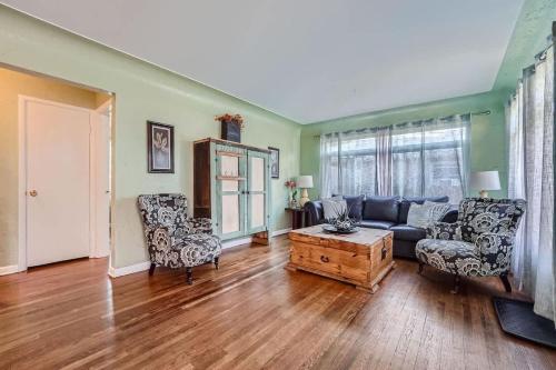 Pet-Friendly 3BR Home in Park Hill Extended Family Stay in Denver, USA