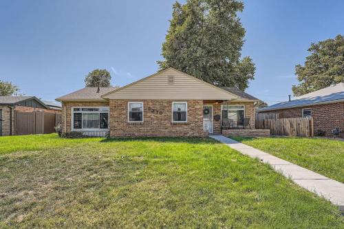 Pet-Friendly 3BR Home in Park Hill Extended Family Stay in Denver, USA