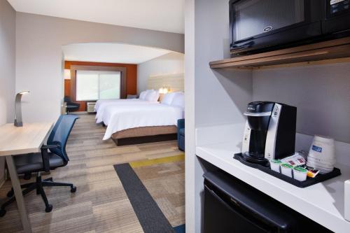 Holiday Inn Express Hotel & Suites Athens Room Type - 2 Queen Suite Sofa Bed