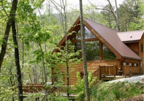 White Tail Hollow in Roundhill, USA