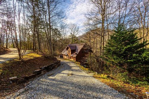 White Tail Hollow in Roundhill, USA