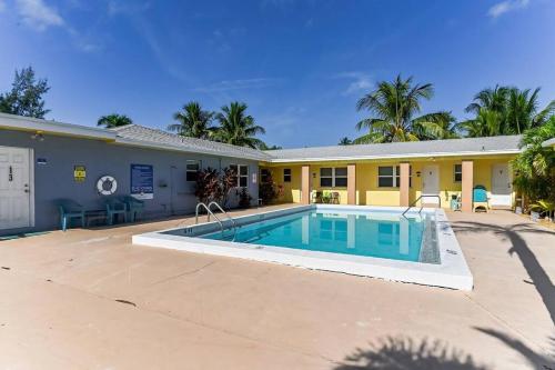 Lovely 1 Bedroom Steps from the Beach in Palm Beach Shores, USA