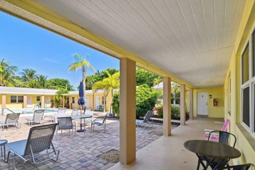 Lovely 1 Bedroom Steps from the Beach in Palm Beach Shores, USA