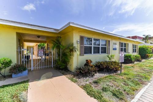 Lovely 1 Bedroom Steps from the Beach in Palm Beach Shores, USA