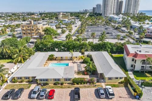Lovely 1 Bedroom Steps from the Beach in Palm Beach Shores, USA