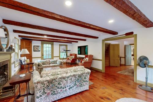 Country Riverside Retreat in Chester, USA
