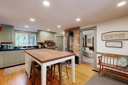 Country Riverside Retreat in Chester, USA