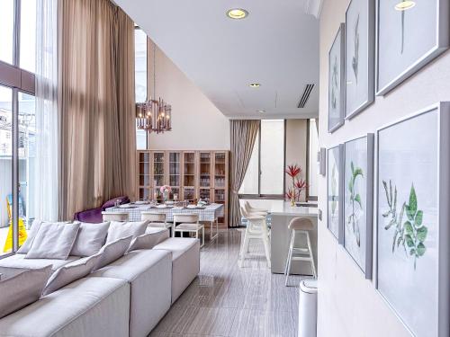 Sukhumvit-Thonglor Luxury Pool Club Villa 5 Mins to BTS 素坤逸-通羅 豪華會所泳池別墅 5分鐘到達地鐵, Бангкок