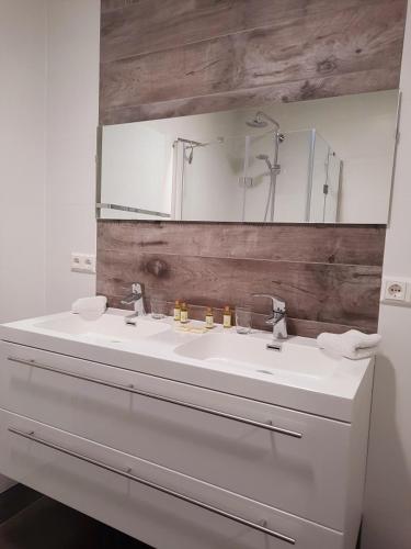 Badkamer, De Boogschutter - De Perenboom in Verspreide huizen Meren-De Gagel