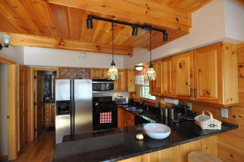 Cherokee Ridge Retreat in Whittier, USA