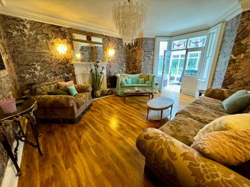 Secret Garden House - 7 bed Manor House with Hot Tub and Magical walled Gardens in Leyburn