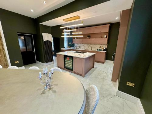 Konyha, Secret Garden House - 7 bed Manor House with Hot Tub and Magical walled Gardens in Leyburn
