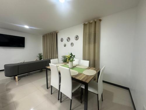 Condo Apt 3BR,2BA, 4mi from SJO Airport, Pool,Gated, Gym in Desamparados