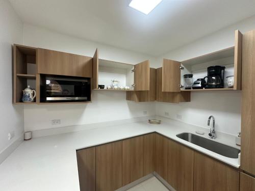 Condo Apt 3BR,2BA, 4mi from SJO Airport, Pool,Gated, Gym in Desamparados