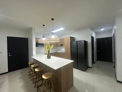 Condo Apt 3BR,2BA, 4mi from SJO Airport, Pool,Gated, Gym in Desamparados