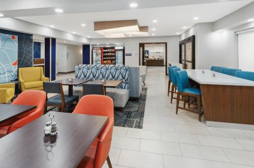 ล็อบบี้, Holiday Inn Express Fremont By IHG in ฟรีมอนท์ (IN)