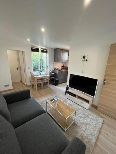 Appart 4 personnes proche PARIS Tour Eiffel in Meudon