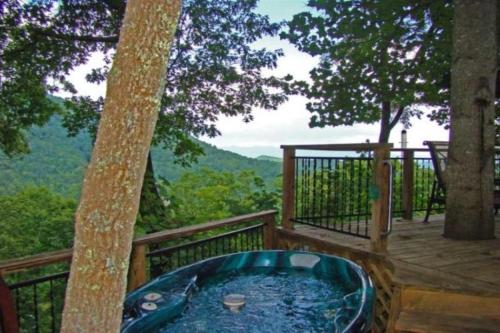 Bear Hug Cabin in Bryson City, USA