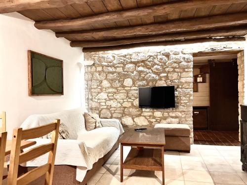 Koplietošanas atpūtas telpa ar TV, Anói - Renovated Stone House (Anoi - Renovated Stone House) in Koumeika