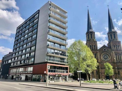 Central Apartment with City Park View and Terrace