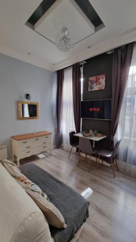 Apartment Opera Vintage - Budapest City Centre - Tap to explore photos