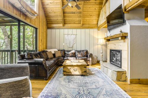 Spacious Jasper Cabin with Decks and Pool Access! in Dawsonville, USA