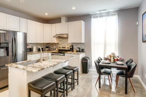 8 Mi to Louisville New Albany Home with Grill! in New Albany, USA