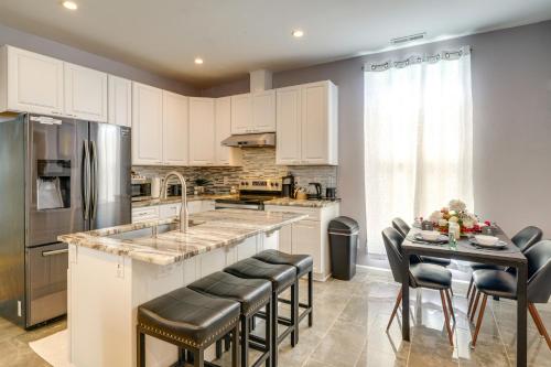 8 Mi to Louisville New Albany Home with Grill! in New Albany, USA