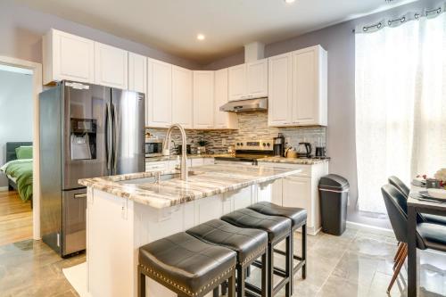 8 Mi to Louisville New Albany Home with Grill! in New Albany, USA