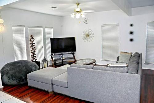 Spacious 4-bedroom house with AC, Wi-Fi superb in the Heart of Arlington, TX! in Johnsons Station, USA