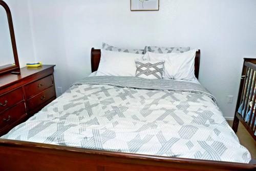 Spacious 4-bedroom house with AC, Wi-Fi superb in the Heart of Arlington, TX! in Johnsons Station, USA