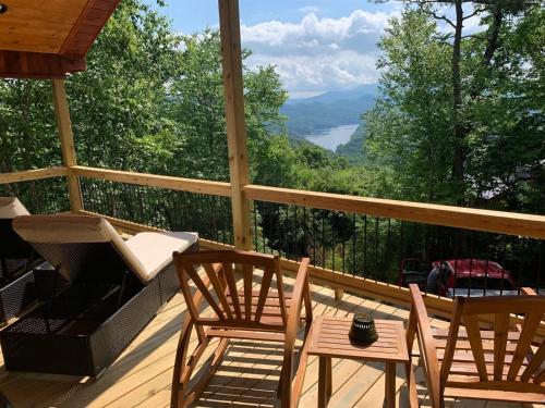 A Treehouse View Over Lake in Roundhill, USA