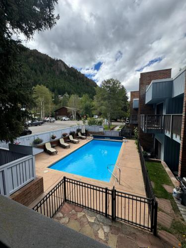 Shadow Mountain Lodge - image 14