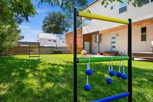 Minutes to Ski Resorts & Downtown, Yard, Fire Pit