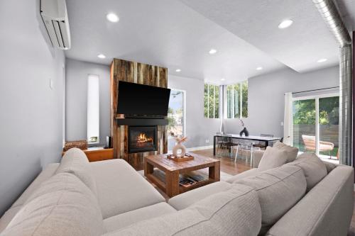 Minutes to Ski Resorts & Downtown, Yard, Fire Pit