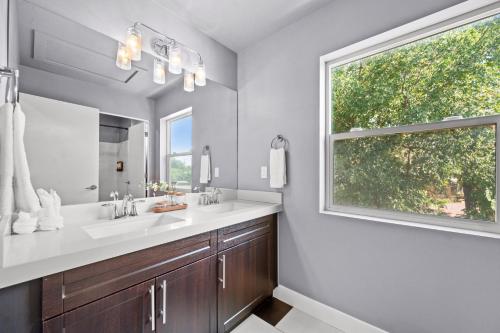 Minutes to Ski Resorts & Downtown, Yard, Fire Pit