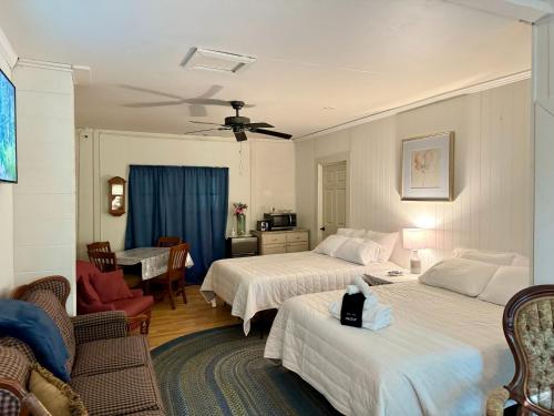 Berkshire Retreat Grand Home with Hot Tub and Large Yard, 5 mins from Jiminy Peak in Hancock (MA)