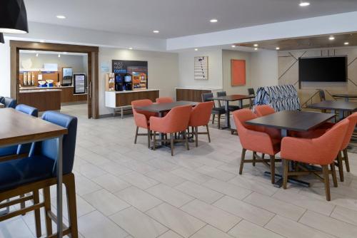 Holiday Inn Express Hotel and Suites Marysville an IHG Hotel - image 16