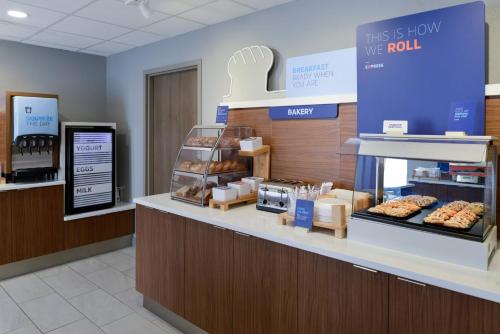 Holiday Inn Express Hotel and Suites Marysville an IHG Hotel - image 18