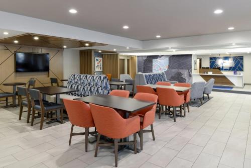Holiday Inn Express Hotel and Suites Marysville an IHG Hotel - image 25