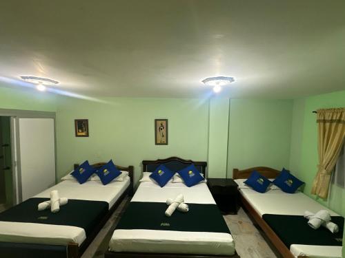 3 double beds