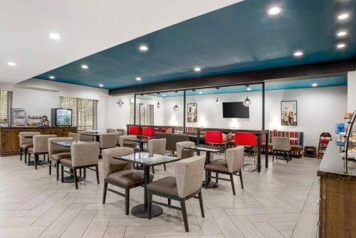 Food and beverages, Best Western Plus Daphne Inn & Suites near Styx River Resort