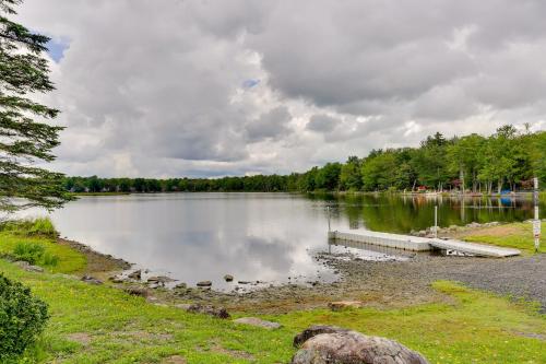 Pocono Getaway Hot Tub, Community Lake Access! in Tobyhanna, USA
