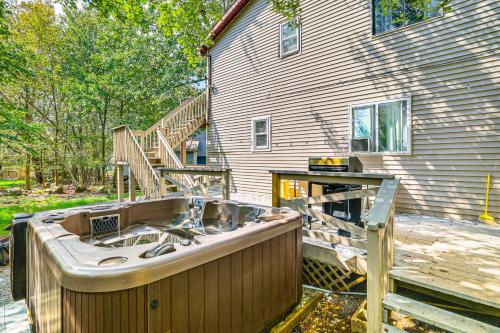 Pocono Getaway Hot Tub, Community Lake Access! in Tobyhanna, Vereinigte Staaten von Amerika