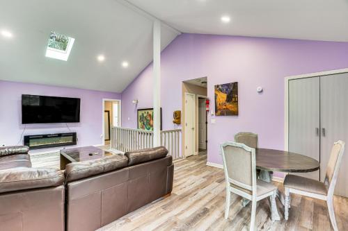Pocono Getaway Hot Tub, Community Lake Access! in Tobyhanna, USA