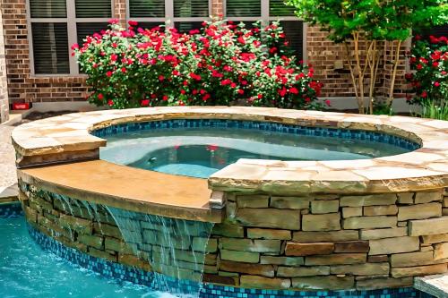 Luxury Home with Outdoor Pool Hot Tub and Yard in Austin, USA